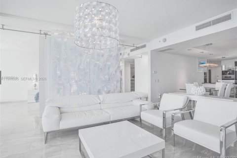 Condo in Sunny Isles Beach, Florida, 2 bedrooms  № 2002551 - photo 9