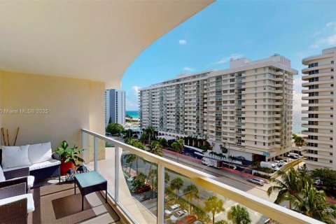 Condo in Miami Beach, Florida, 1 bedroom  № 1830507 - photo 16