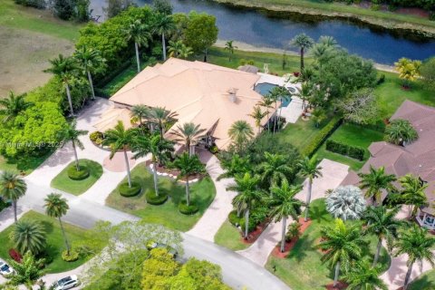 House in Weston, Florida 7 bedrooms, 711.35 sq.m. № 1952986 - photo 3