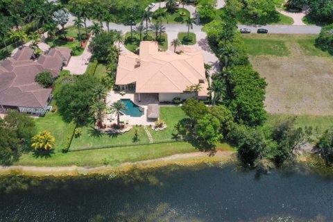 House in Weston, Florida 7 bedrooms, 711.35 sq.m. № 1952986 - photo 8
