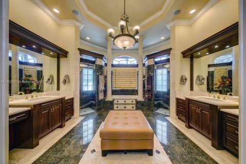 House in Weston, Florida 7 bedrooms, 711.35 sq.m. № 1952986 - photo 19
