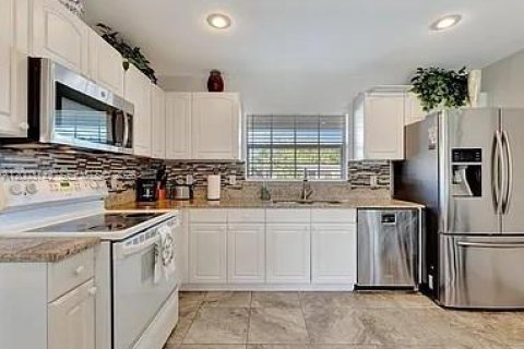 House in Sarasota, Florida 3 bedrooms № 2069095 - photo 8