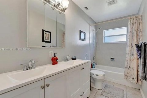 House in Sarasota, Florida 3 bedrooms № 2069095 - photo 11