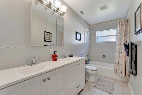 House in Sarasota, Florida 3 bedrooms № 2069095 - photo 13