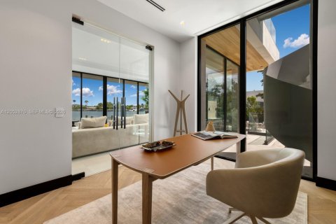 House in Miami Beach, Florida 4 bedrooms, 399.39 sq.m. № 2191137 - photo 14