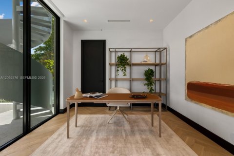 House in Miami Beach, Florida 4 bedrooms, 399.39 sq.m. № 2191137 - photo 15