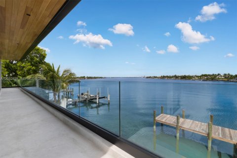House in Miami Beach, Florida 4 bedrooms, 399.39 sq.m. № 2191137 - photo 27