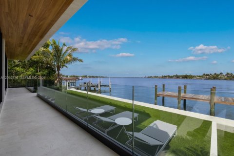 House in Miami Beach, Florida 4 bedrooms, 399.39 sq.m. № 2191137 - photo 12