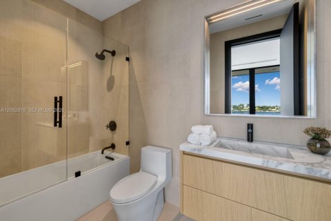House in Miami Beach, Florida 4 bedrooms, 399.39 sq.m. № 2191137 - photo 26