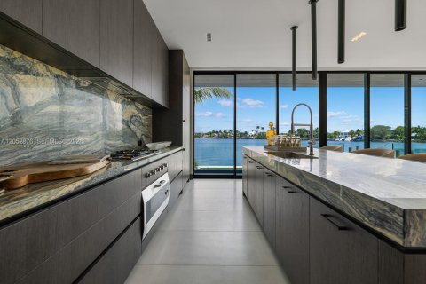 House in Miami Beach, Florida 4 bedrooms, 399.39 sq.m. № 2191137 - photo 8