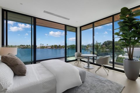 House in Miami Beach, Florida 4 bedrooms, 399.39 sq.m. № 2191137 - photo 24