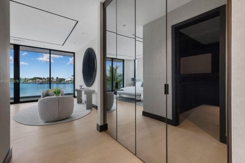 House in Miami Beach, Florida 4 bedrooms, 399.39 sq.m. № 2191137 - photo 20