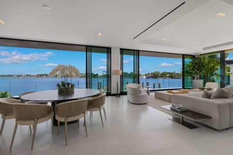 House in Miami Beach, Florida 4 bedrooms, 399.39 sq.m. № 2191137 - photo 3