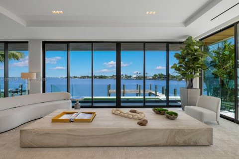 House in Miami Beach, Florida 4 bedrooms, 399.39 sq.m. № 2191137 - photo 5