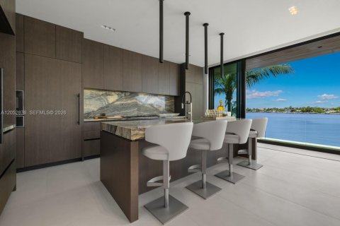 House in Miami Beach, Florida 4 bedrooms, 399.39 sq.m. № 2191137 - photo 11