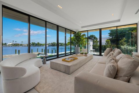 House in Miami Beach, Florida 4 bedrooms, 399.39 sq.m. № 2191137 - photo 4