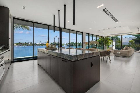 House in Miami Beach, Florida 4 bedrooms, 399.39 sq.m. № 2191137 - photo 7