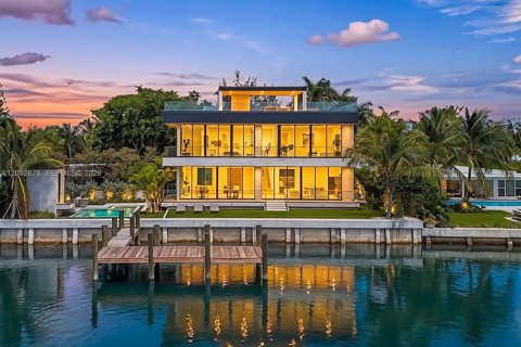 House in Miami Beach, Florida 4 bedrooms, 399.39 sq.m. № 2191137