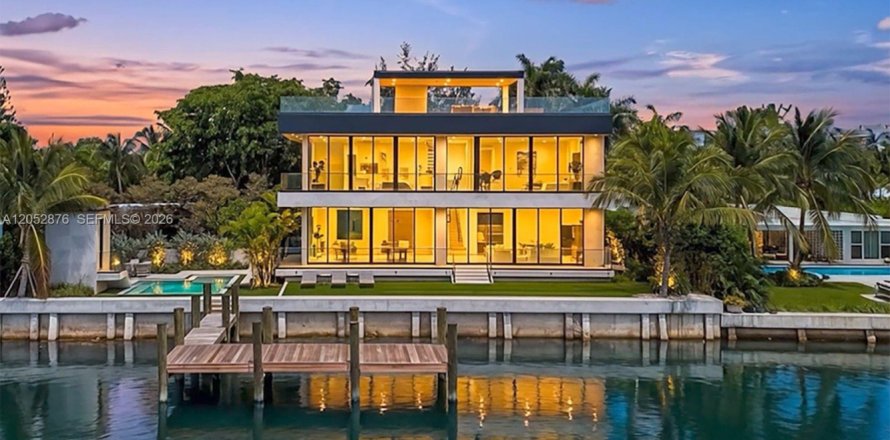 House in Miami Beach, Florida 4 bedrooms, 399.39 sq.m. № 2191137