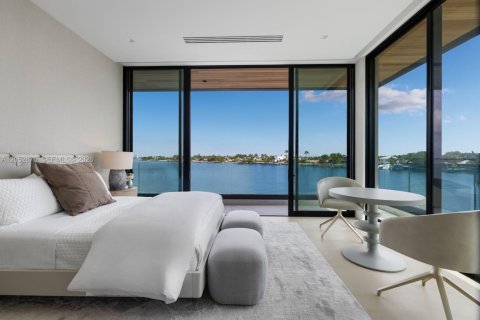 House in Miami Beach, Florida 4 bedrooms, 399.39 sq.m. № 2191137 - photo 25