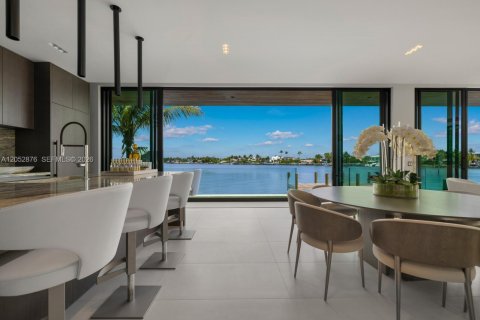 House in Miami Beach, Florida 4 bedrooms, 399.39 sq.m. № 2191137 - photo 10