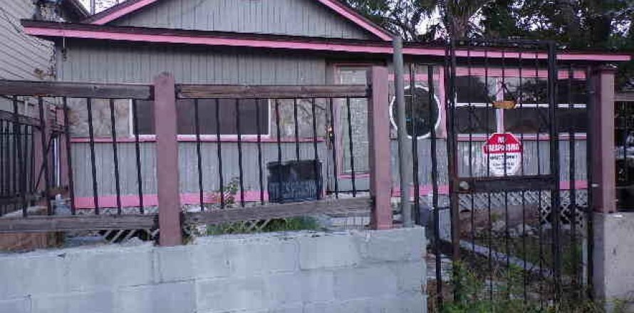 House in Jacksonville, Florida 2 bedrooms, 108.79 sq.m. № 765950