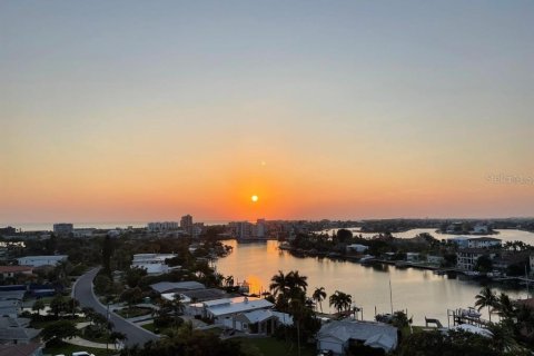 Condominio en alquiler en Treasure Island, Florida, 2 dormitorios, 98.94 m2 № 1869650 - foto 2