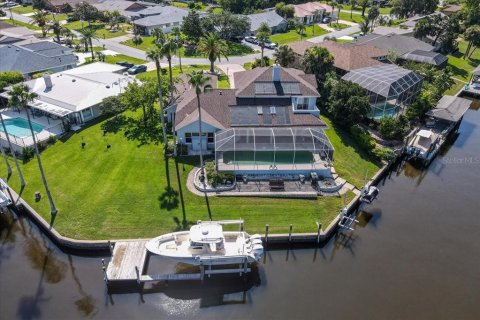 House in Palm Coast, Florida 4 bedrooms, 318 sq.m. № 1907518 - photo 1