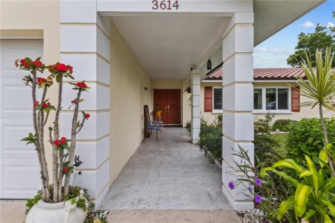 Villa ou maison à vendre à Sarasota, Floride: 3 chambres, 166.95 m2 № 2395683 - photo 3