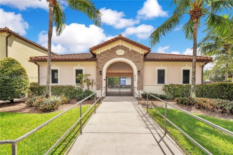 Casa en venta en Tamarac, Florida, 4 dormitorios, 206.99 m2 № 1946985 - foto 2