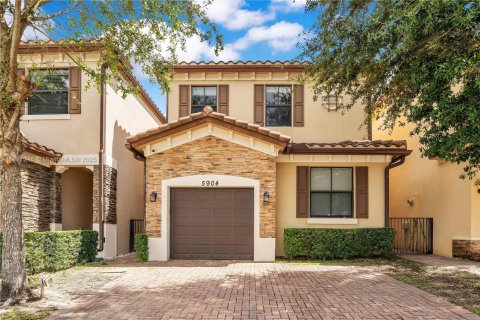 Casa en venta en Tamarac, Florida, 4 dormitorios, 206.99 m2 № 1946985 - foto 1