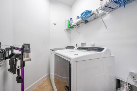 Casa en venta en Tamarac, Florida, 4 dormitorios, 206.99 m2 № 1946985 - foto 19