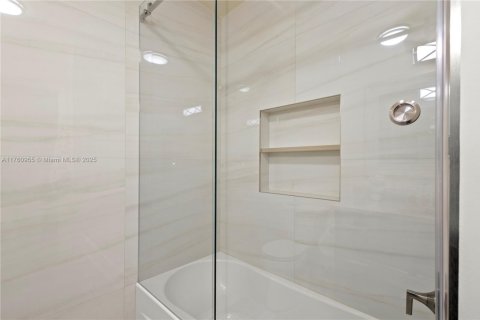 Condo in Coconut Creek, Florida, 2 bedrooms  № 1707391 - photo 11