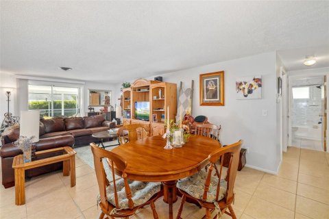 House in Englewood, Florida 3 bedrooms, 151.24 sq.m. № 1613236 - photo 3