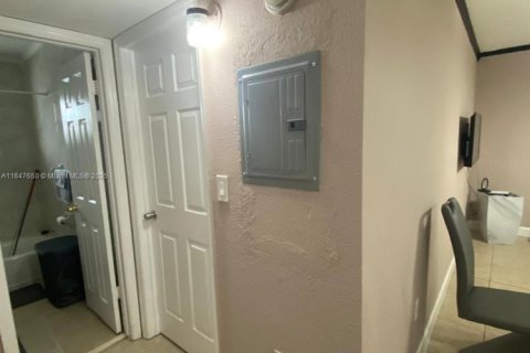 Condominio en venta en Opa-locka, Florida, 1 dormitorio, 56.48 m2 № 2089052 - foto 16