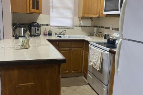Condominio en venta en Opa-locka, Florida, 1 dormitorio, 56.48 m2 № 2089052 - foto 3