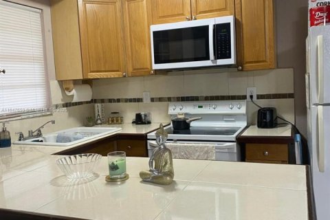 Condominio en Opa-locka, Florida, 1 dormitorio  № 2089052