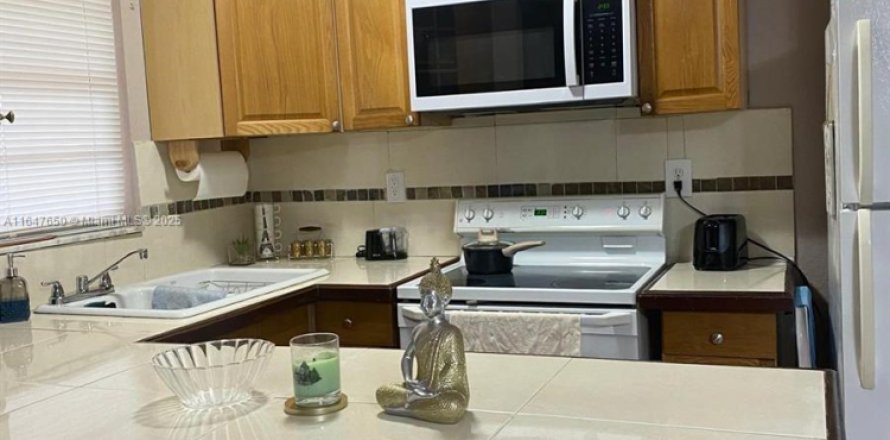 Condominio en Opa-locka, Florida, 1 dormitorio  № 2089052