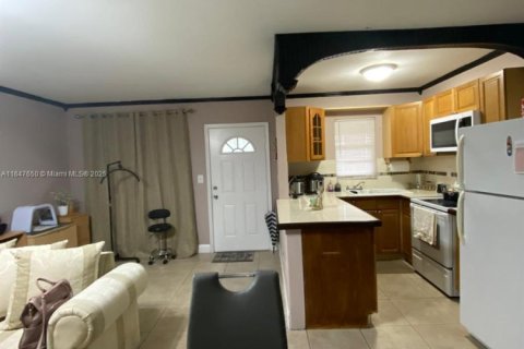 Condominio en venta en Opa-locka, Florida, 1 dormitorio, 56.48 m2 № 2089052 - foto 2