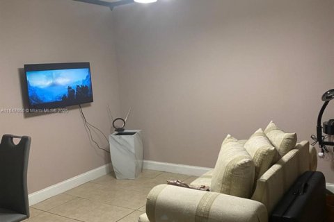 Condominio en venta en Opa-locka, Florida, 1 dormitorio, 56.48 m2 № 2089052 - foto 12