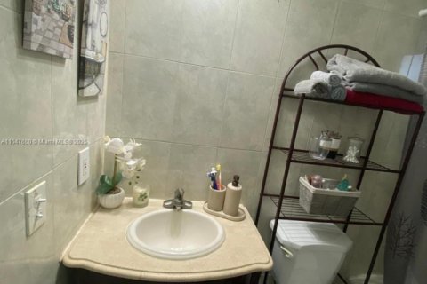Condominio en venta en Opa-locka, Florida, 1 dormitorio, 56.48 m2 № 2089052 - foto 8