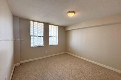 Condo in Coral Gables, Florida, 2 bedrooms  № 2062932 - photo 11