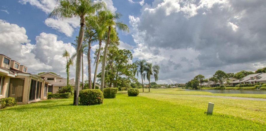 House in Lake Worth, Florida 3 bedrooms, 205.5 sq.m. № 682295