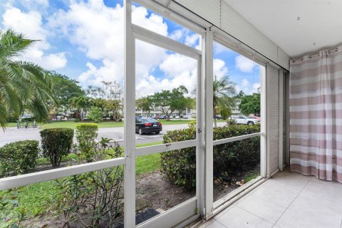 Condo in Deerfield Beach, Florida, 1 bedroom № 2183019 - photo 20