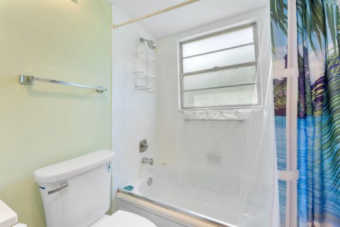Condo in Deerfield Beach, Florida, 1 bedroom № 2183019 - photo 16