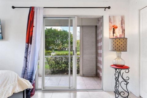Condo in Deerfield Beach, Florida, 1 bedroom № 2183019 - photo 18
