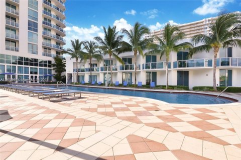 Condo in Hallandale Beach, Florida, 2 bedrooms  № 1970597 - photo 19
