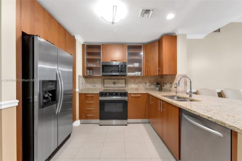 Condo in Hallandale Beach, Florida, 2 bedrooms  № 1970597 - photo 3