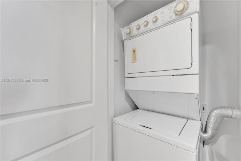 Condo in Hallandale Beach, Florida, 2 bedrooms  № 1970597 - photo 14