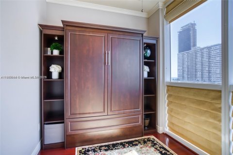 Condo in Hallandale Beach, Florida, 2 bedrooms  № 1970597 - photo 12